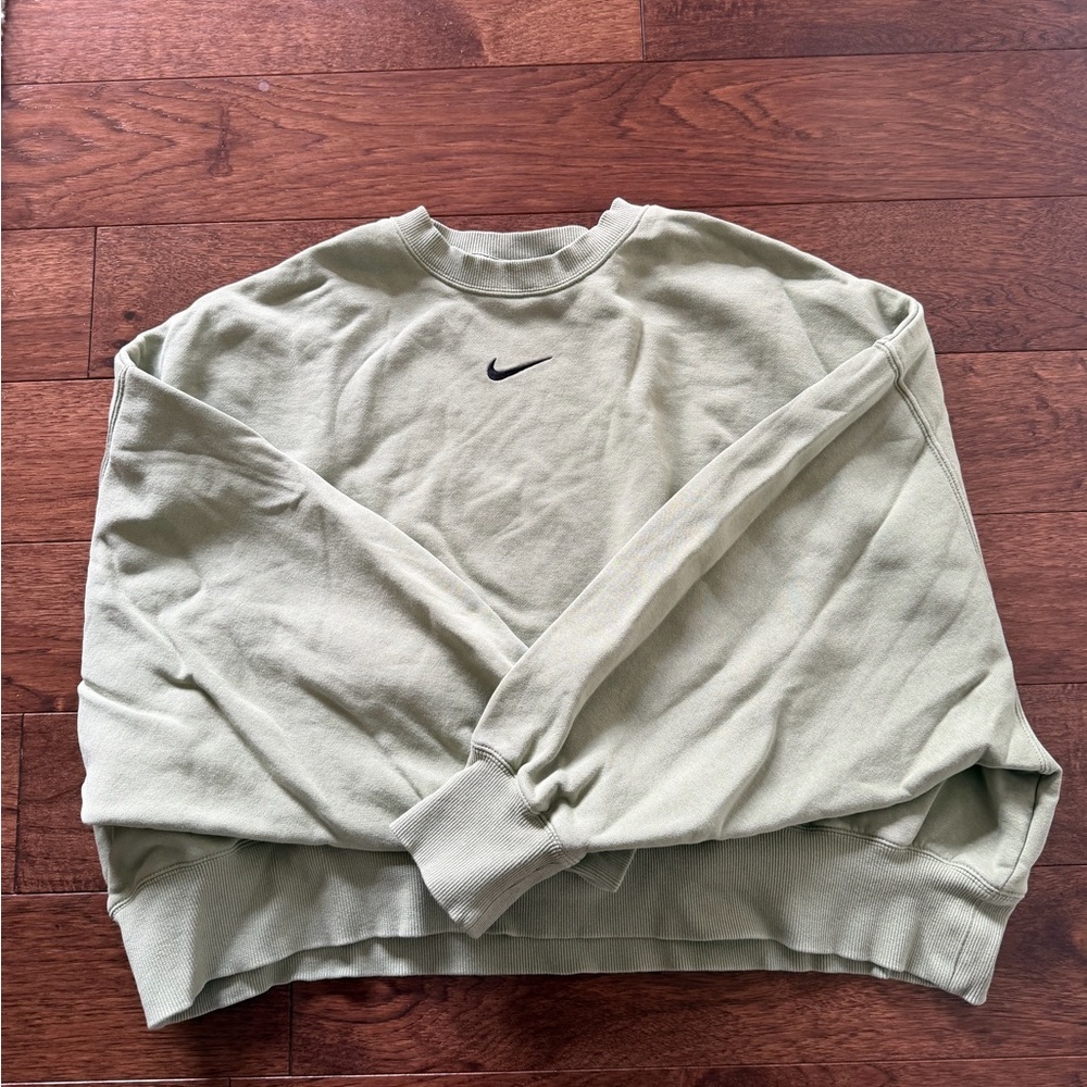 Cropped Nike Crewneck